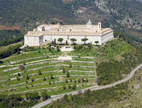 Stiftelsen av Monte Cassino: En religiös oas i en orolig tid och ett centrum för intellektuell blomstring under Lombardska kungadömet